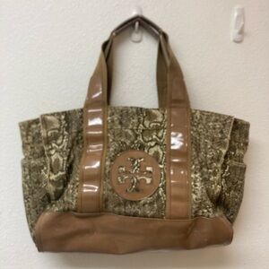 TORY BURCH Ella Brown Snakeskin Peint Canvas/Patent Leather Logo Large T…